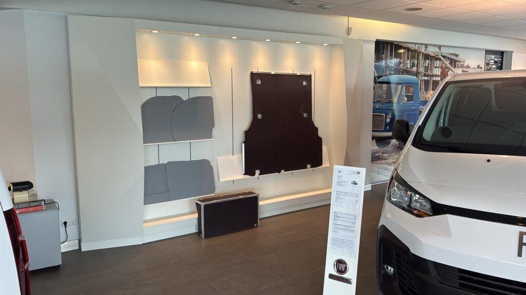 Intérieur concession automobile avec fourgon blanc exposé