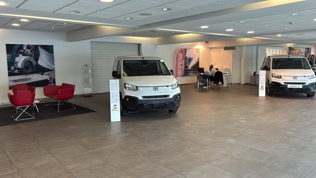 Showroom automobile avec utilitaires Fiat exposés