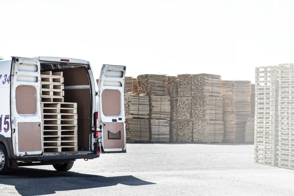 un utilitaire au coffre ouvert chargé de palettes