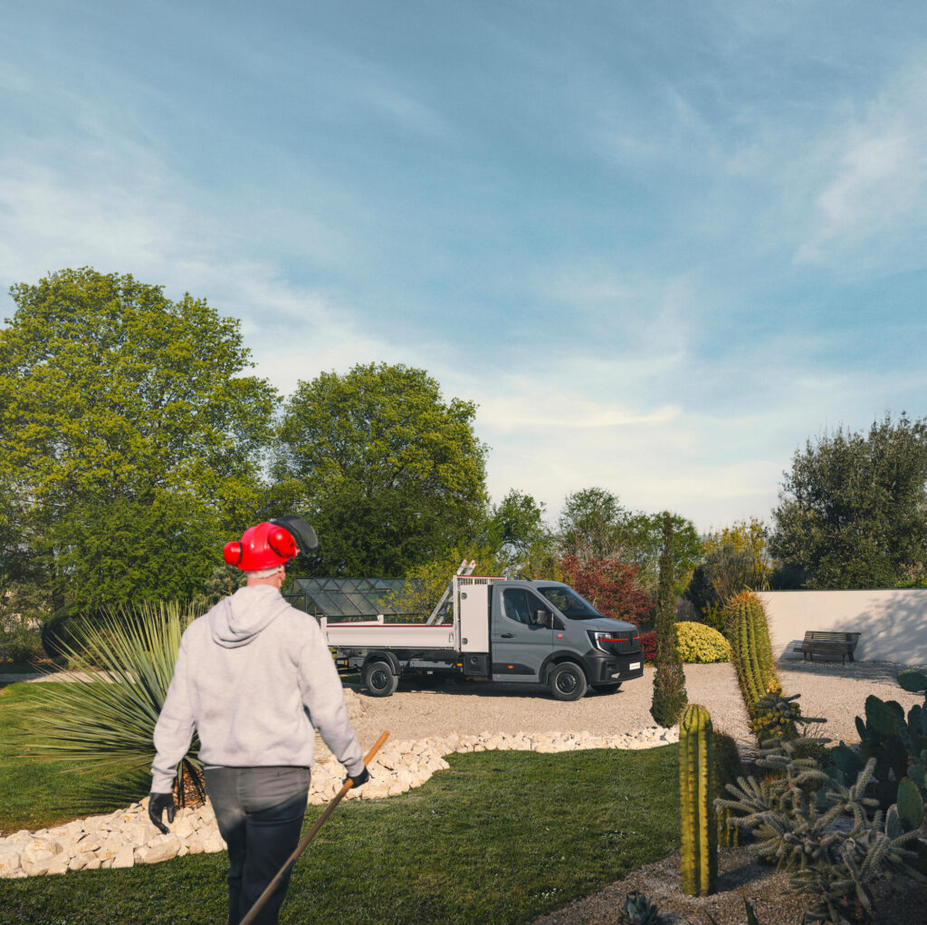 Jardinier avec casque près d’un camion utilitaire